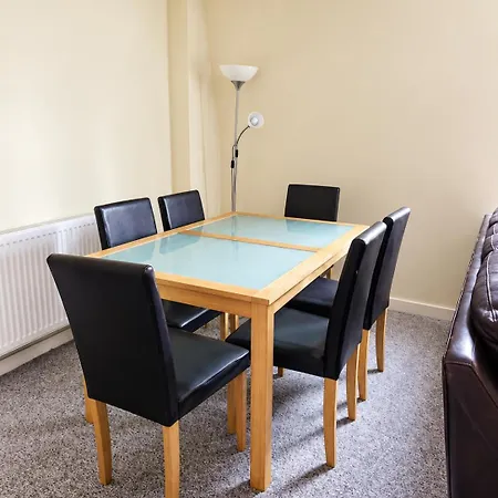 Apartment 2 Bedroom Modern Stylish In Centre *