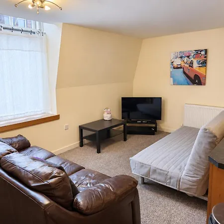 2 Bedroom Modern Stylish In Centre Apartment *