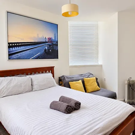 2 Bedroom Modern Stylish In Centre