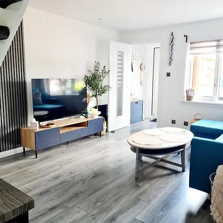 Lovely House With Patio Ferienhaus