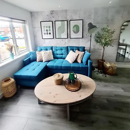 Lovely House With Patio Ferienhaus *