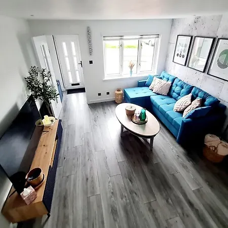 Lovely House With Patio Ferienhaus *