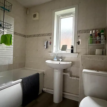 Free Parking 2-bedroom House In Glasgow