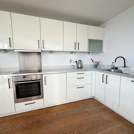 Clyde View 2bed Balcony Parking Apartment *