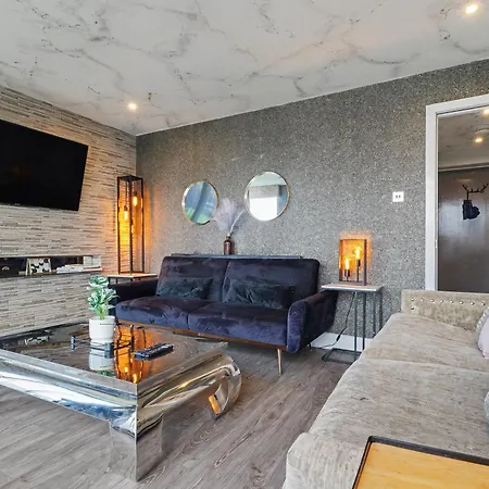 2 Bedroom Penthouse With Rooftop Terrace * Glasgow