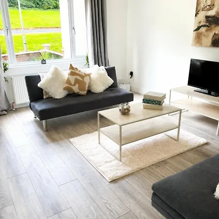Cosy 2 Bdr Near - Sleeps 6 - Free Parking *