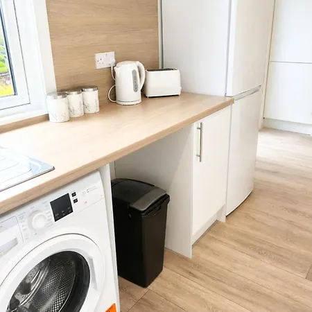 Cosy 2 Bdr Near - Sleeps 6 - Free Parking
