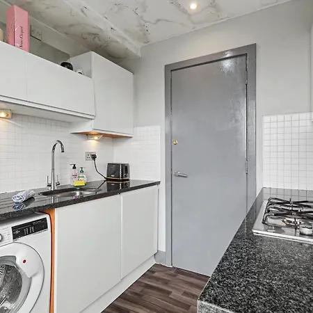 2 Bedroom Penthouse With Rooftop Terrace * Glasgow