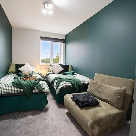 Gorgeous 2 Bdr In - Sleeps 4 - Free Parking Holiday home *