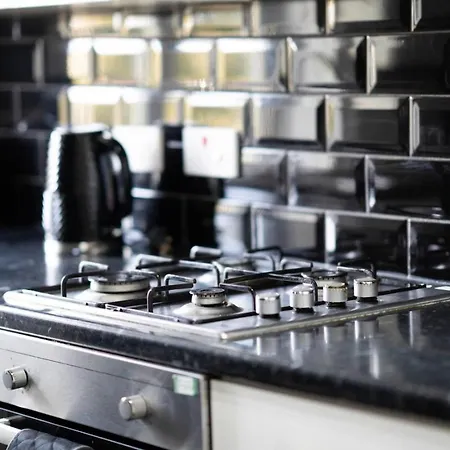 Gorgeous 2 Bdr In - Sleeps 4 - Free Parking Holiday home *