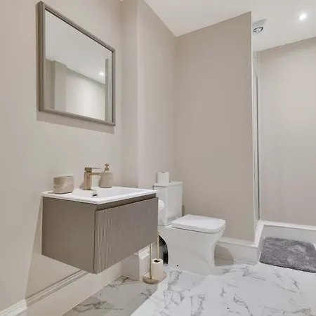 Spacious 5-bedroom Perfect For Breaks