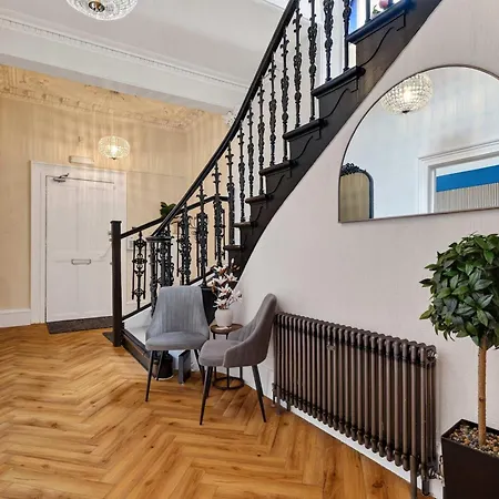 Ferienhaus Spacious 5-bedroom Perfect For Breaks Glasgow