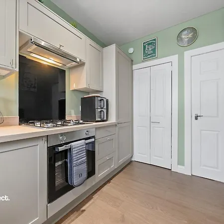 Spacious House With Parking, Sleeps 6, Near Airport *