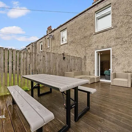 Spacious House With Parking, Sleeps 6, Near Airport * Glasgow