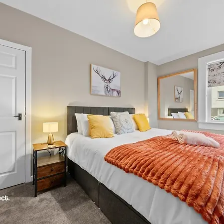 Spacious House With Parking, Sleeps 6, Near Airport Glasgow