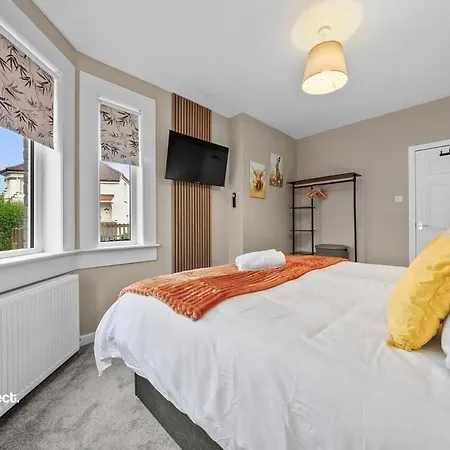 Ferienhaus Spacious House With Parking, Sleeps 6, Near Airport *