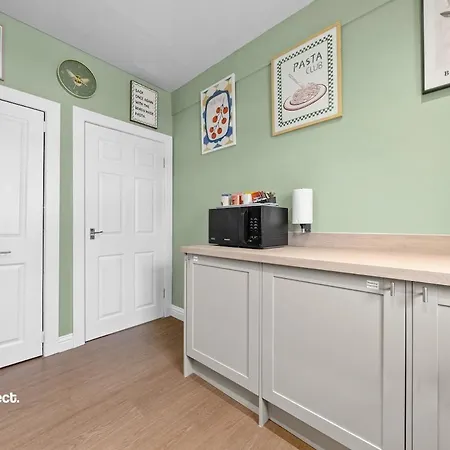 Spacious House With Parking, Sleeps 6, Near Airport *