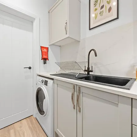 3br In Sleeps 6 With Parking * Glasgow