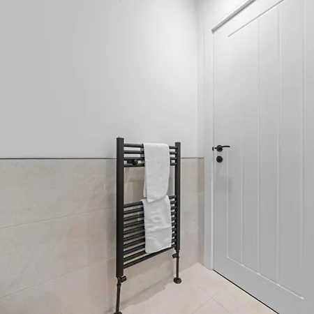 3br In Sleeps 6 With Parking Glasgow