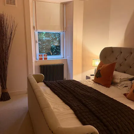 2 Bed, 2 Bath Flat - Private Pet Friendly Garden Apartment Glasgow