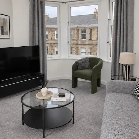 Free Parking - Centre - Sleeps 3 - 2 Bedroom Apartment *