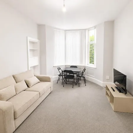 4 Bed, Free Parking, Near Centre Apartamento