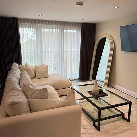 Modern 2 Bed Flat Close To Train Station And Hydro Apartamento