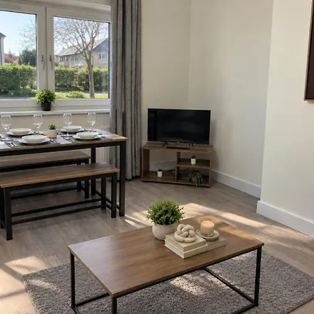 Gorgeous 2-bedroom House In - Sleeps 6 Apartment *