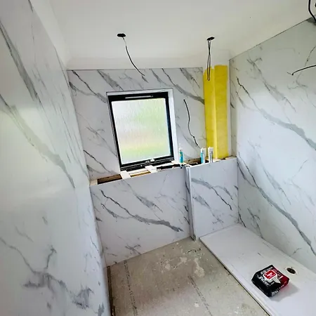 Modern 2bed Newly Renovated *