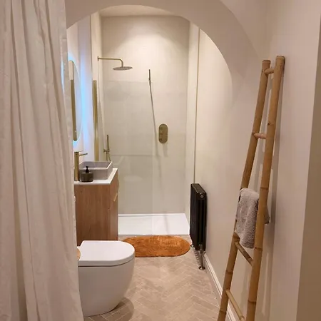 2 Bed, 2 Bath Flat - Private Pet Friendly Garden Apartment Glasgow