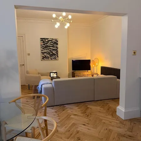 2 Bed, 2 Bath Flat - Private Pet Friendly Garden Apartment *