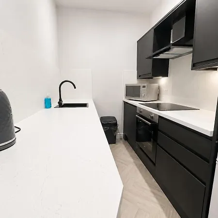 Apartamento 4 Bed, Free Parking, Near Centre *