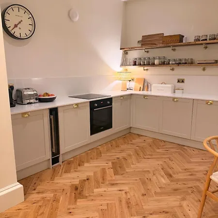 Apartment 2 Bed, 2 Bath Flat - Private Pet Friendly Garden