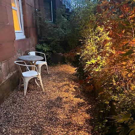 2 Bed, 2 Bath Flat - Private Pet Friendly Garden Apartment *