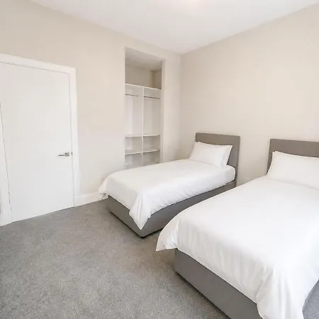 Apartamento 4 Bed, Free Parking, Near Centre *