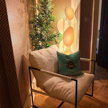 Apartment 2 Bed, 2 Bath Flat - Private Pet Friendly Garden