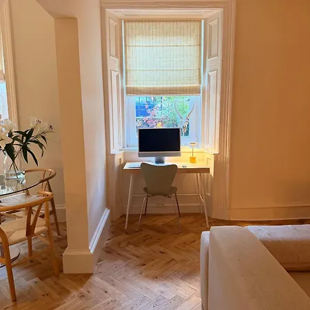 2 Bed, 2 Bath Flat - Private Pet Friendly Garden Apartment