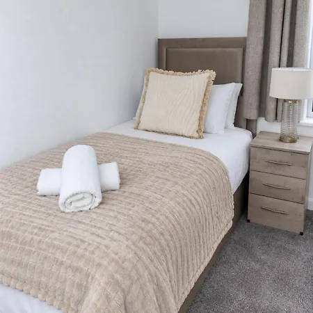 Free Parking - Centre - Sleeps 3 - 2 Bedroom Apartment *