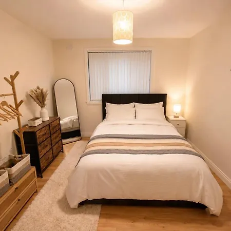 Apartment Modern 3 Bedroom House With A Big Garden *