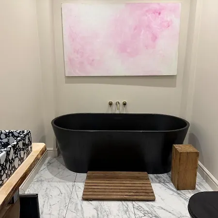 2 Bed, 2 Bath Flat - Private Pet Friendly Garden