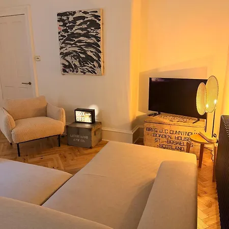 2 Bed, 2 Bath Flat - Private Pet Friendly Garden Apartment