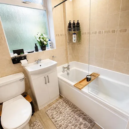 Modern 3 Bedroom House With A Big Garden Apartment *