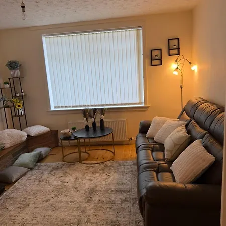 Modern 3 Bedroom House With A Big Garden * Glasgow