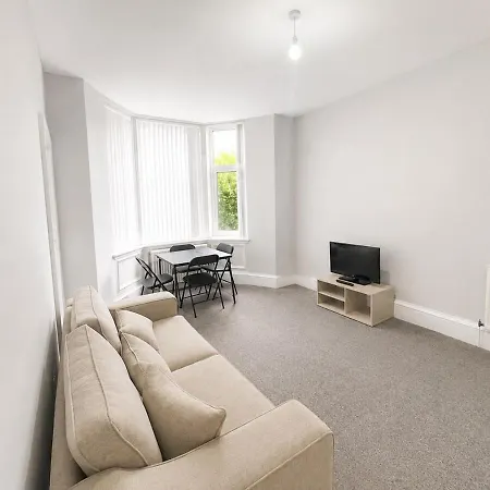 4 Bed, Free Parking, Near Centre