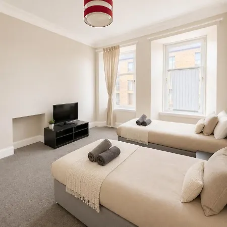 6 Bed, Free Parking, Fully Renovated