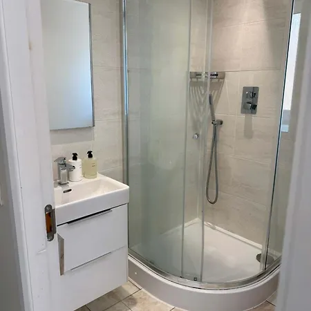 Modern 2 Bed Flat Close To Train Station And Hydro Apartamento Glasgow