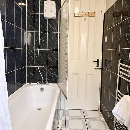 Bright & Spacious Sleeps 4 And Babies *