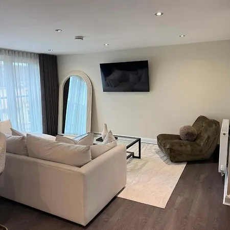 Modern 2 Bed Flat Close To Train Station And Hydro Glasgow