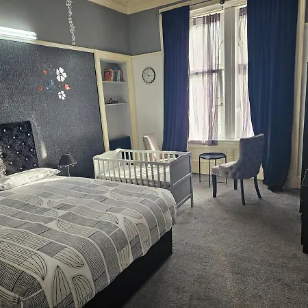 Bright & Spacious Sleeps 4 And Babies *
