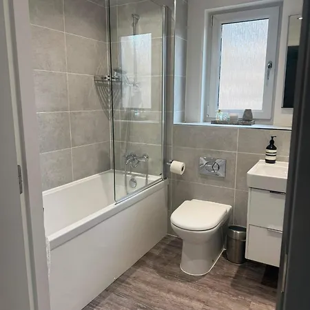 Modern 2 Bed Flat Close To Train Station And Hydro *